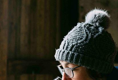 Lénaig au travail, cidrerie de Menez Brug